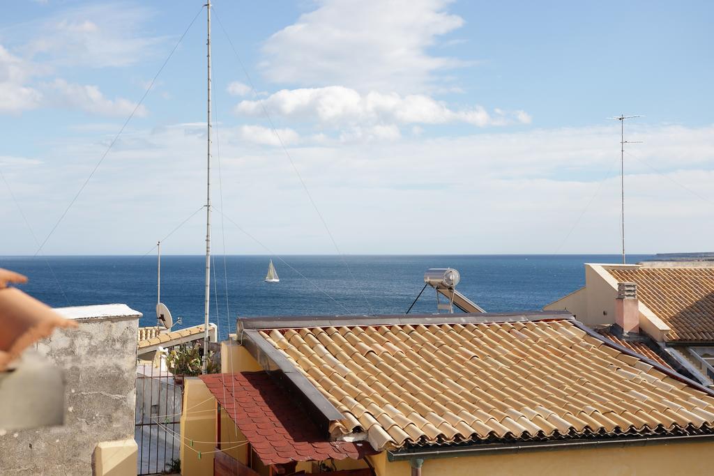 Ortigia Guest House Casa Flora Сиракуза Екстериор снимка