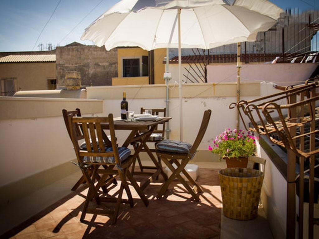 Ortigia Guest House Casa Flora Сиракуза Екстериор снимка
